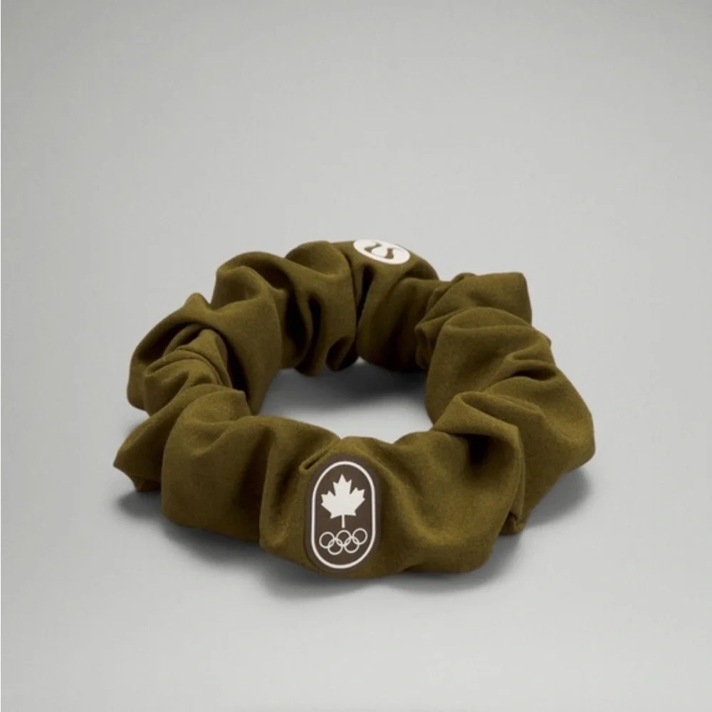 ๐๐จ๐ฆ LAST ONE Lululemon Uplifting Scrunchie Team Canada Moss Green - Picture 1 of 4